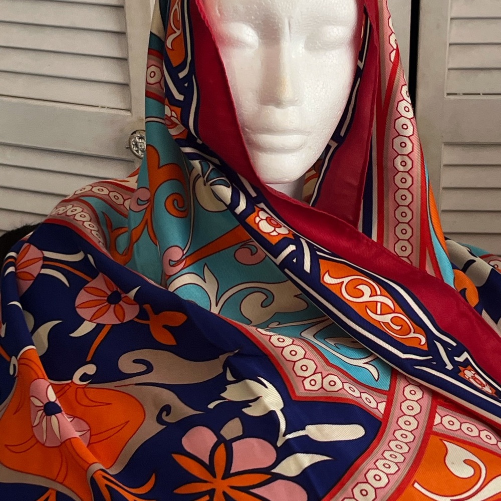 SELLING WOMEN SCARF Size XL FLORAL PRINT NEVER USED GREAT 👍 CONDITION